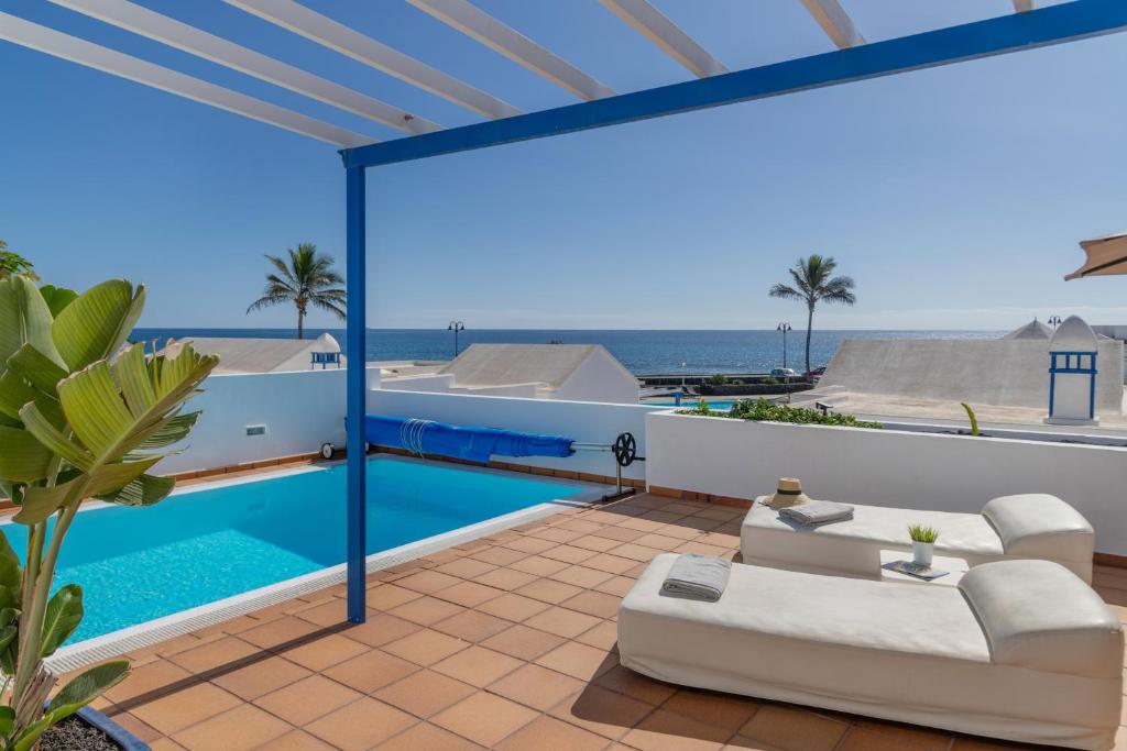 a patio with a view of the ocean from a house at Villa Turqué in Arrieta