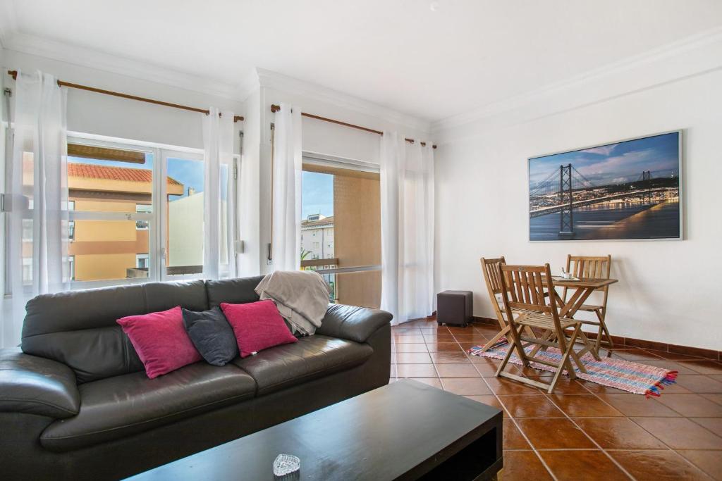 a living room with a couch and a table at A O - Apartamento Aires in Peniche