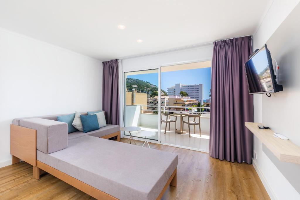 a living room with a couch and a tv at Apartament Massanet 2b in Canyamel
