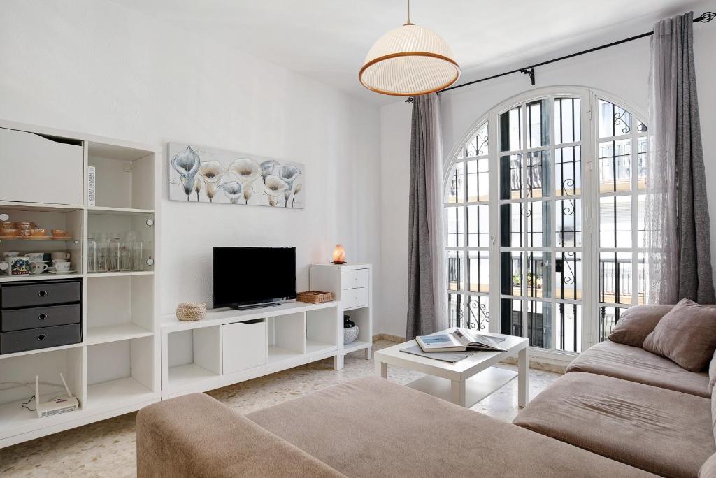 a living room with a couch and a tv at Apartamento Atlántico in Barbate
