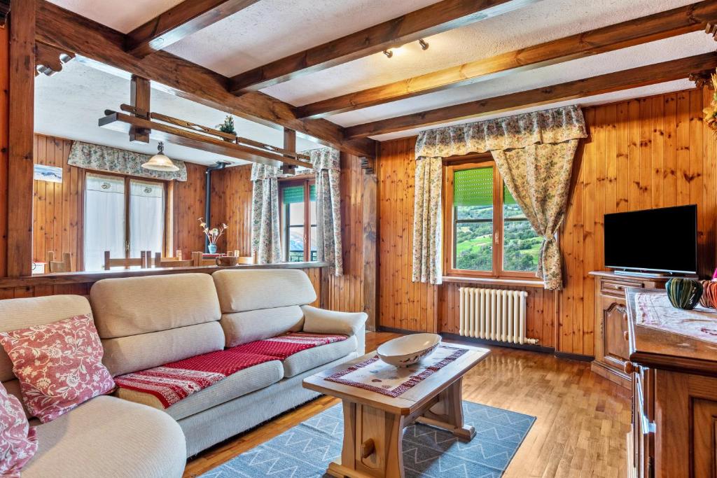 a living room with a couch and a tv at Alloggio Chez Favre in Blavy