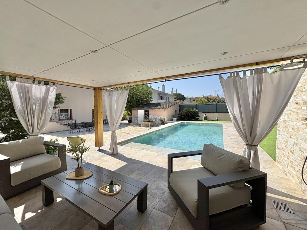 Très bel appartement deux chambre situé en haut de villa, piscine et jardin privatifs, 2 places de parking