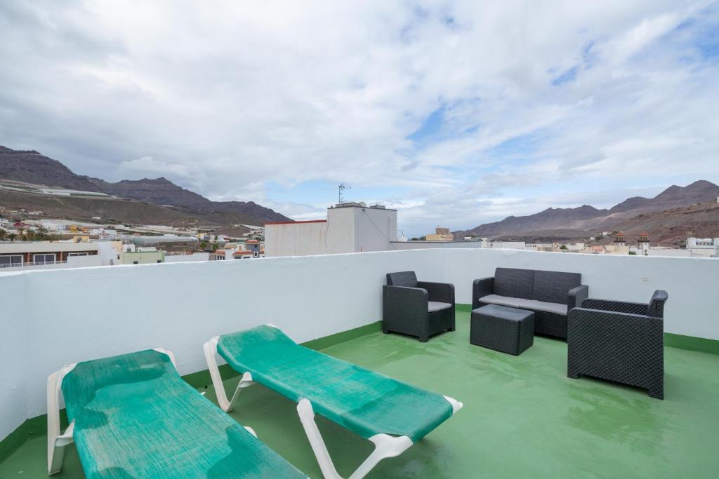 two chairs and a couch on a roof at Atico martin in San Nicolás