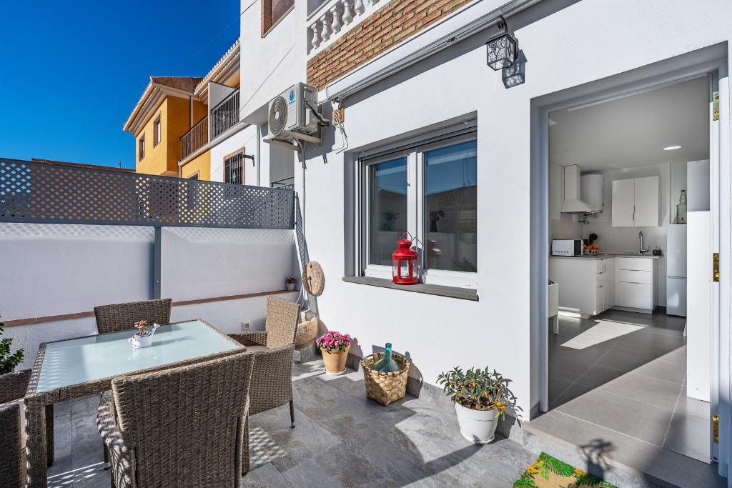 a patio with a table and chairs on a balcony at Loft A'ca La Puri en Melegís in Melegis