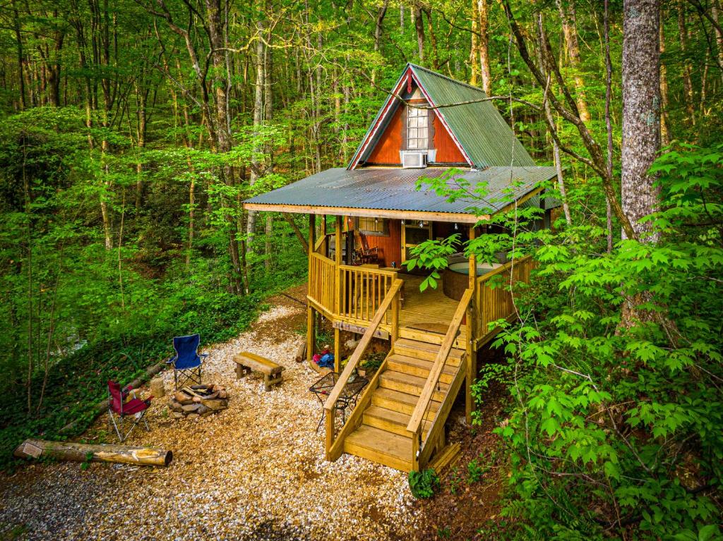 a tree house in the middle of the woods at Hilltop Loft in Helen