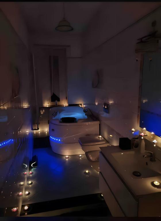 ein Badezimmer mit Badewanne, Toilette und Waschbecken in der Unterkunft Casa Sofìa in Turin