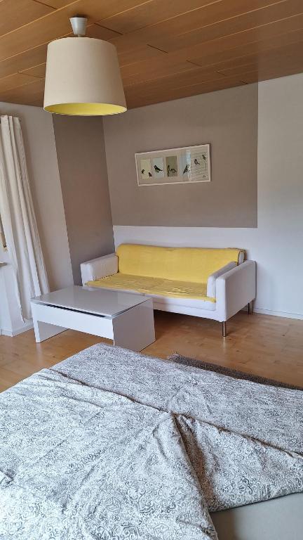 a living room with a bed and a table at Ferienwohnung im Molsbachtal, 1,5 km zum Stausee in Happurg