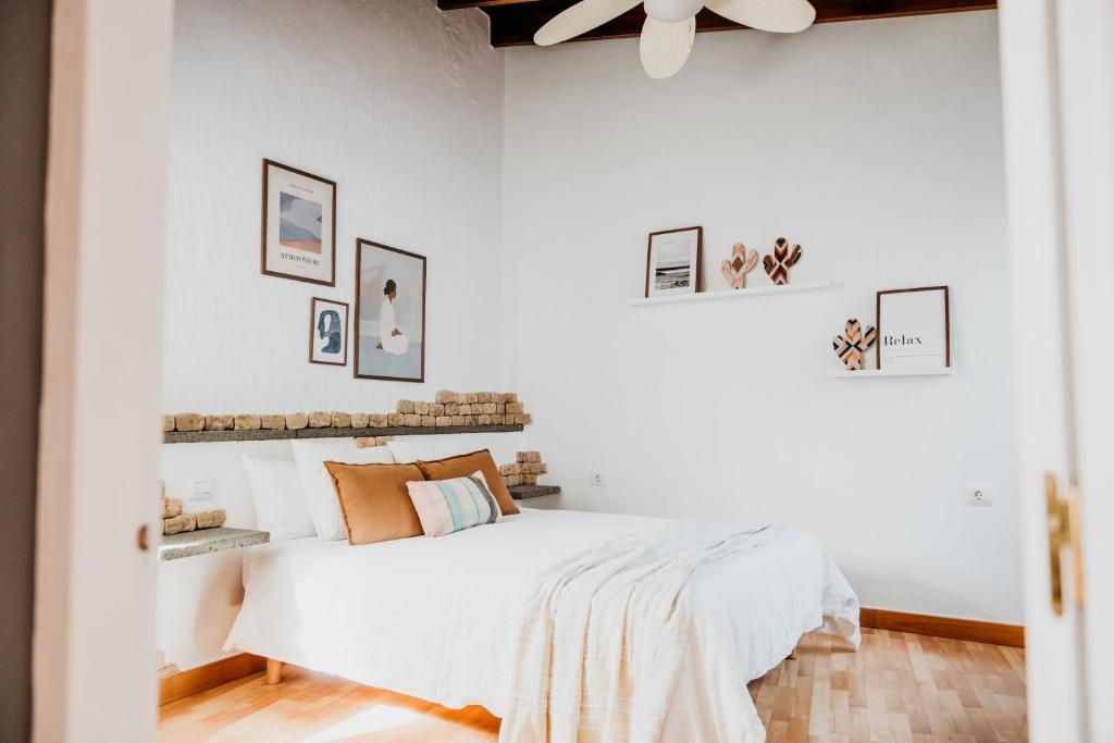 a white bedroom with a bed and a ceiling fan at Casa Rural Kiko 2 in Icod de los Vinos