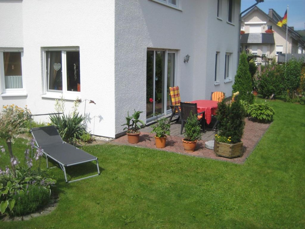 a garden with a table and chairs in a yard at Ferienhaus Wiese in Olsberg