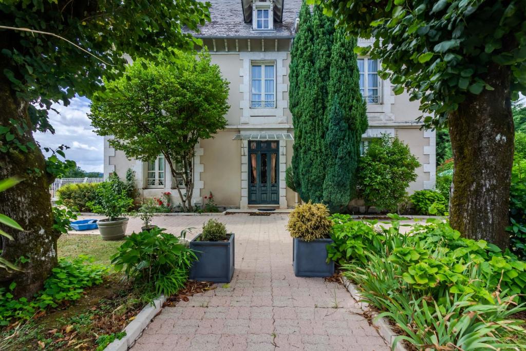 a house with trees in front of it at Chambre D'hôtes Vignols in Vignols