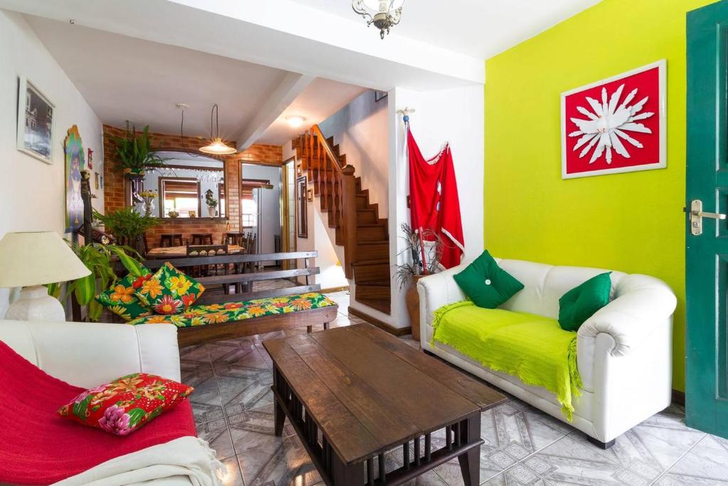 a living room with a couch and a table at Casa Charmosa in Paraty