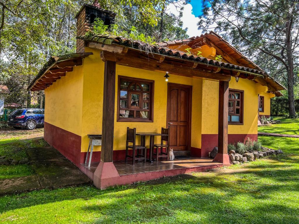 a small house with a table in a yard at Cabañas Rosy in Mazamitla