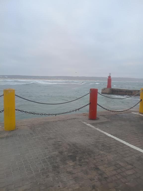 a rope is tied to a pier near the ocean at Kaalvoet Kaia in Stilbaai-Oos
