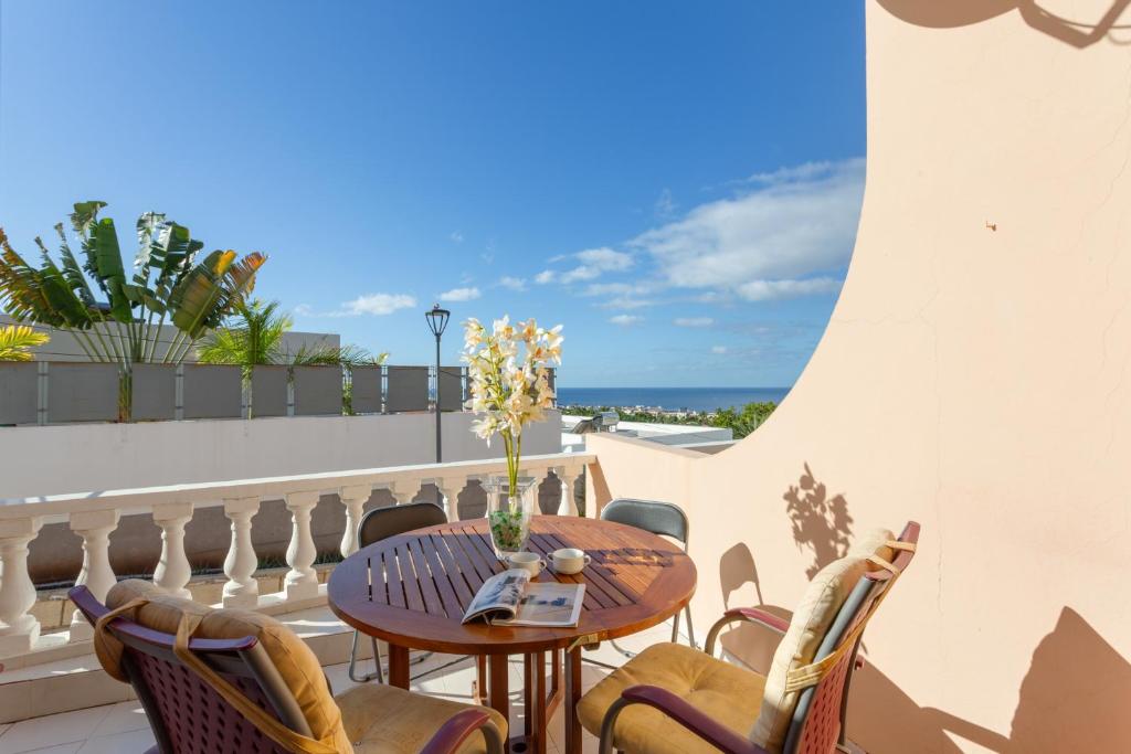 a balcony with a table and chairs and the ocean at Casa Paradise Jannest in Adeje