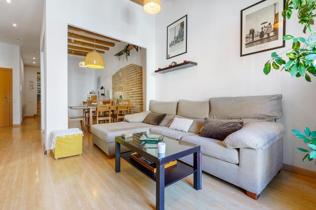 a living room with a couch and a table at Plaça la Font in Tarragona