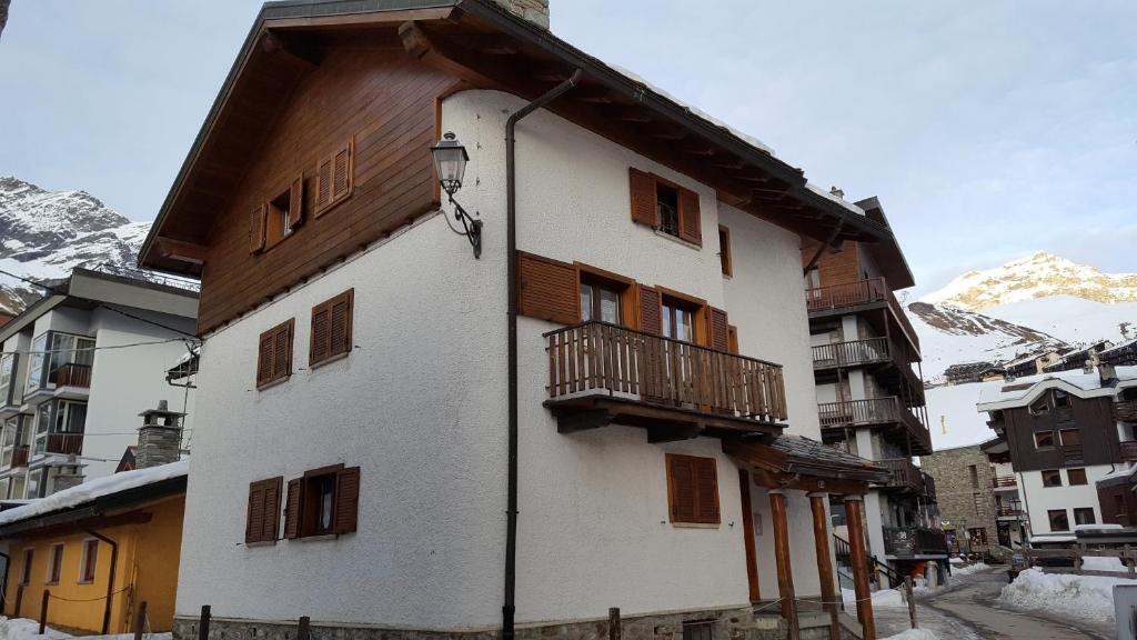 a building with a balcony on the side of it at Maison Rosalp in Breuil-Cervinia