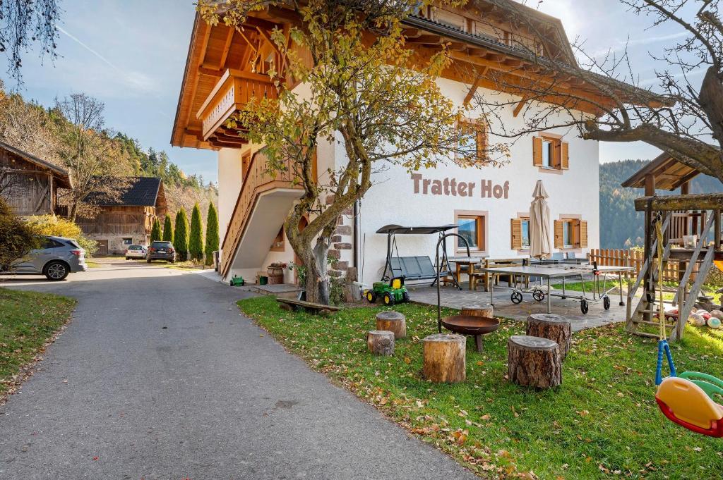 ein Haus mit einem Spielplatz davor in der Unterkunft Tratterhof in Avelengo