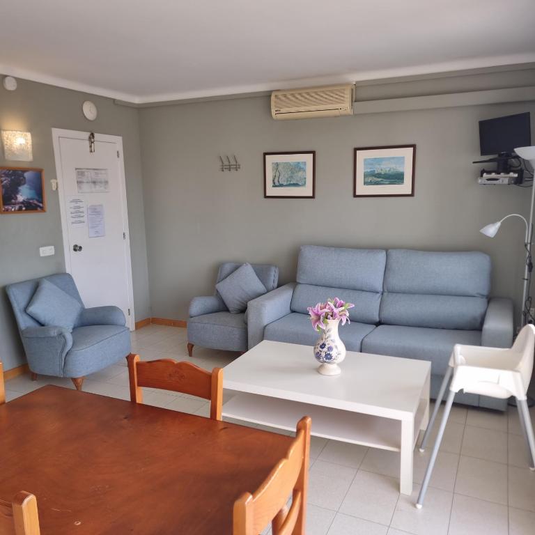 a living room with a couch and a table at Apartamento Portosun Caracol in Portocolom