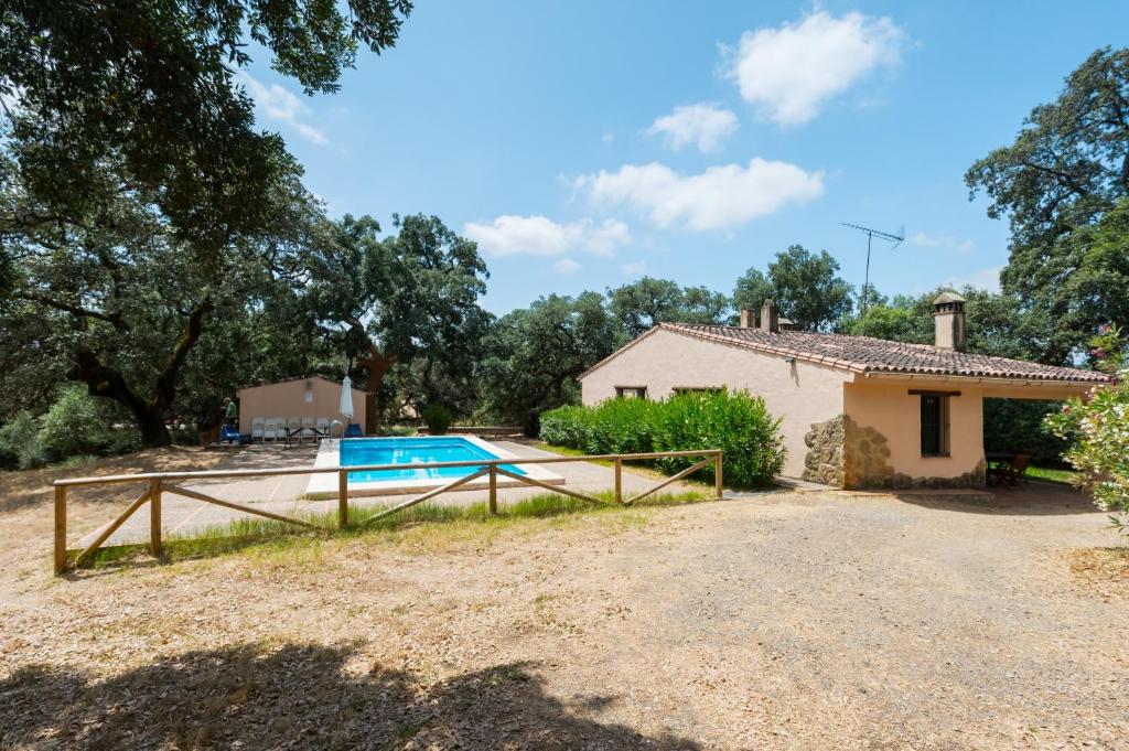 ein Anwesen mit Swimmingpool und einem Haus in der Unterkunft Finca El Chopo - piscina compartida in Alájar