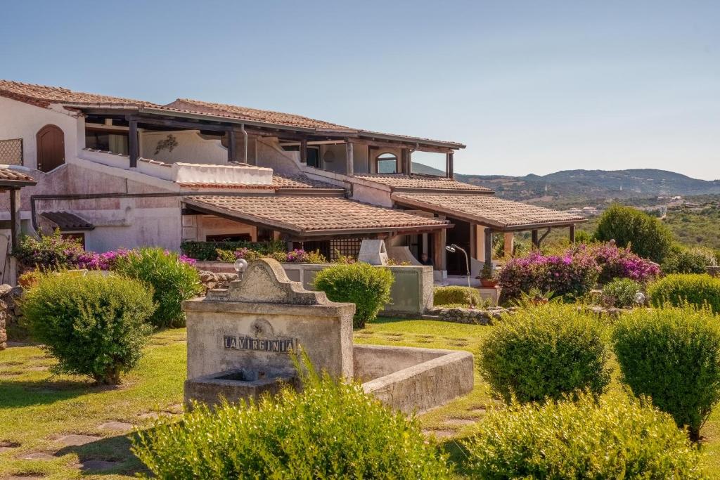 a house with a cemetery in front of it at Residence La Virginia in Palau