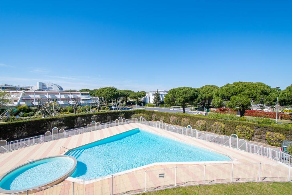 an overhead view of a swimming pool in a resort at Plage et Soleil Parking Privé Piscine Plage à 5 min in La Grande Motte