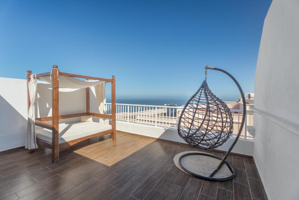 a net on a balcony with the ocean in the background at Las Cucharitas in La Guancha