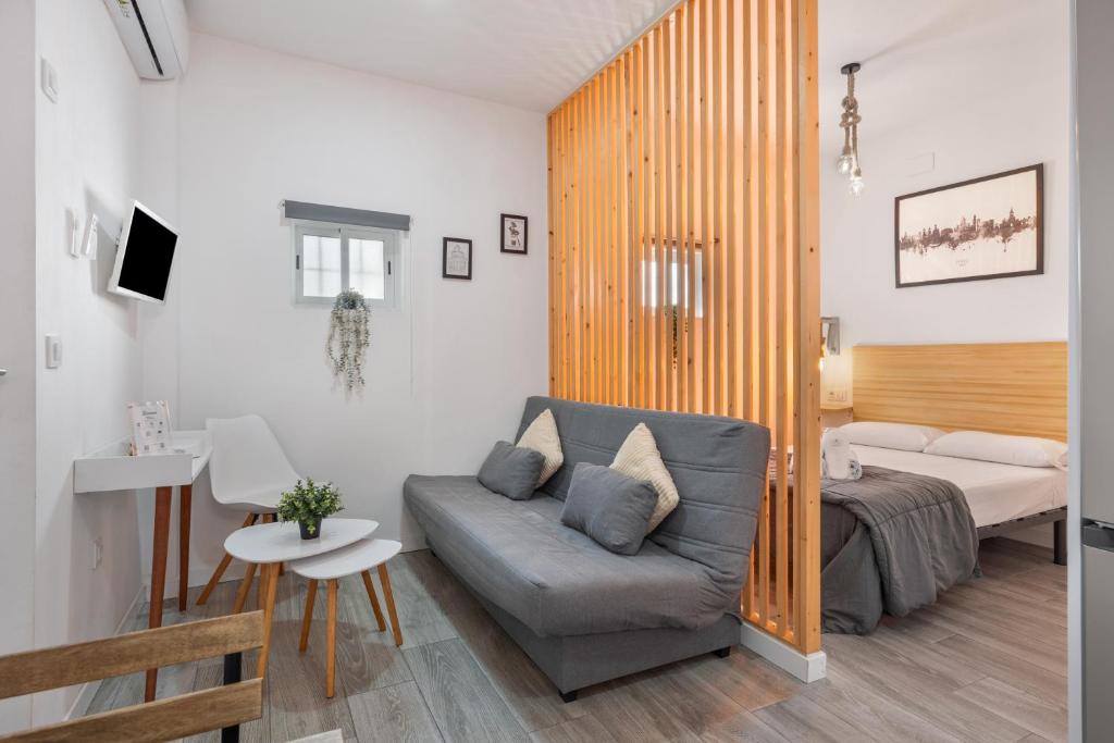a living room with a couch and a bed at Casa Abuela Maria in Jerez