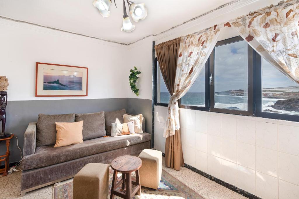 a living room with a couch and a window at Siempreviva in Gáldar