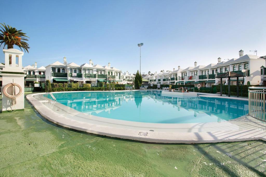 a large swimming pool at a resort at Dunaflor Gemelo 2 in San Bartolomé