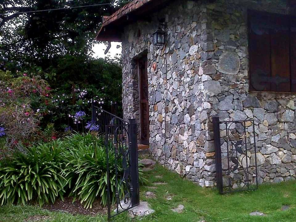 a stone building with a gate and a fence at CABAÑA vacacional in Temblador