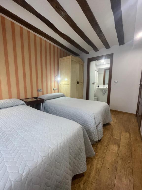 Hostal Rey Pedro I - Tweepersoonskamer Met 2 Aparte Bedden En Badkamer