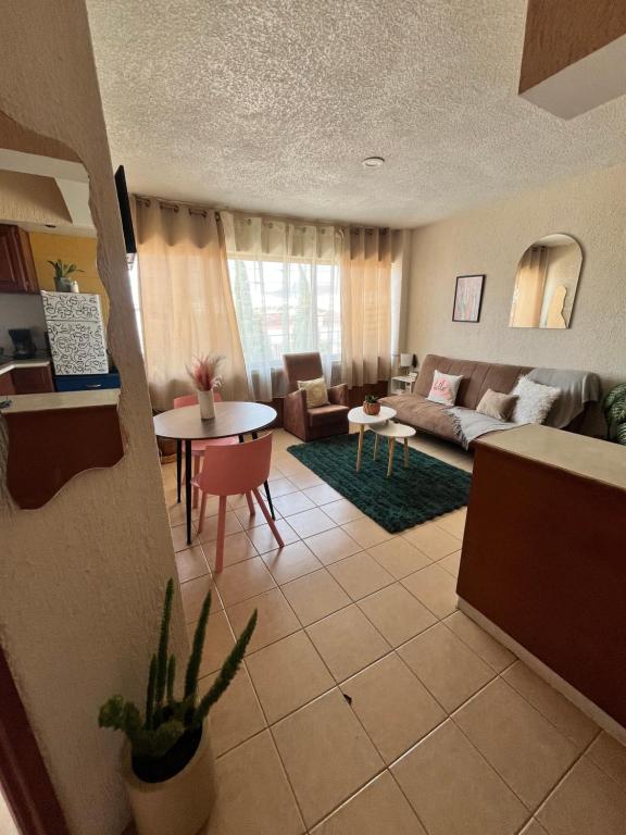 a living room with a couch and a table at Casa Bohemia in Ciudad Guzmán