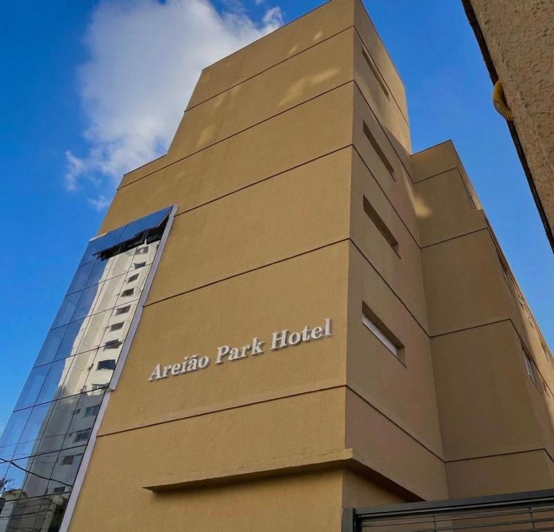 an exterior view of anaito park hotel building at Areiao Park Hotel in Goiânia