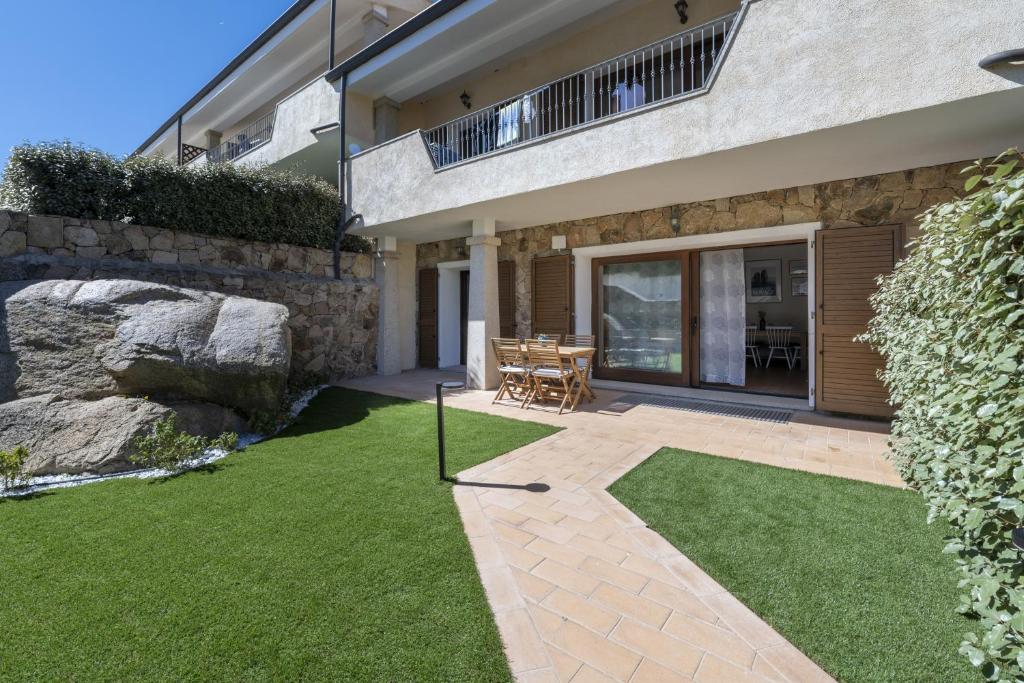 ein Haus mit einem Rasen davor in der Unterkunft Flat Arcipelago in Palau