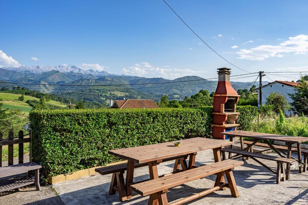 a picnic table with a view of mountains at Orandi in Cangas de Onís
