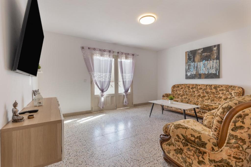 a living room with a couch and a table at Edificio El Baifo Loco - Constantin in Gran Tarajal