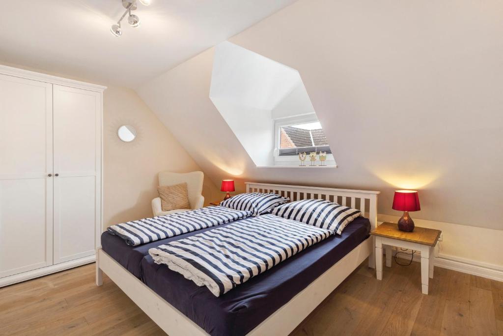 a bedroom with a bed in a attic at Sabines Ferienwohnung in Glückstadt