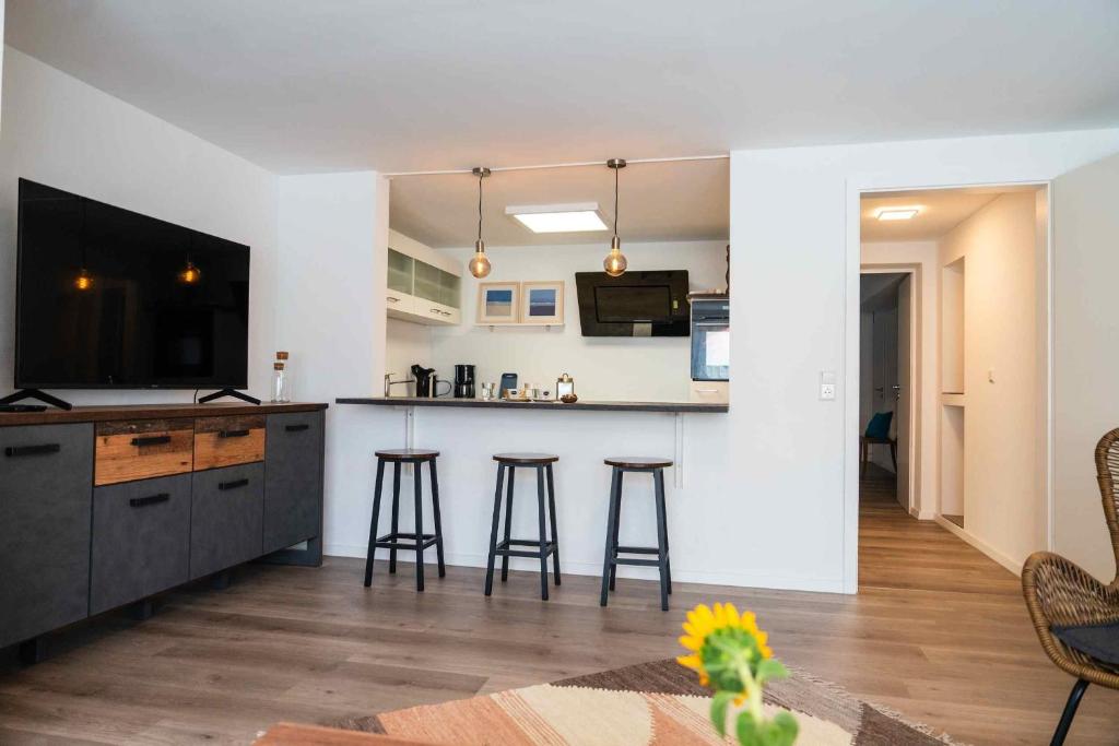 eine Küche mit Bar und Barhockern in einem Zimmer in der Unterkunft Seewest in Singen