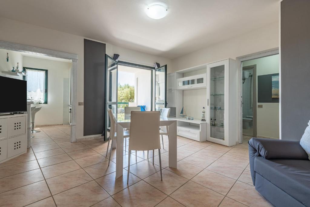 a living room with a table and a couch at Casa Vacanza Casi 1 in Villasimius