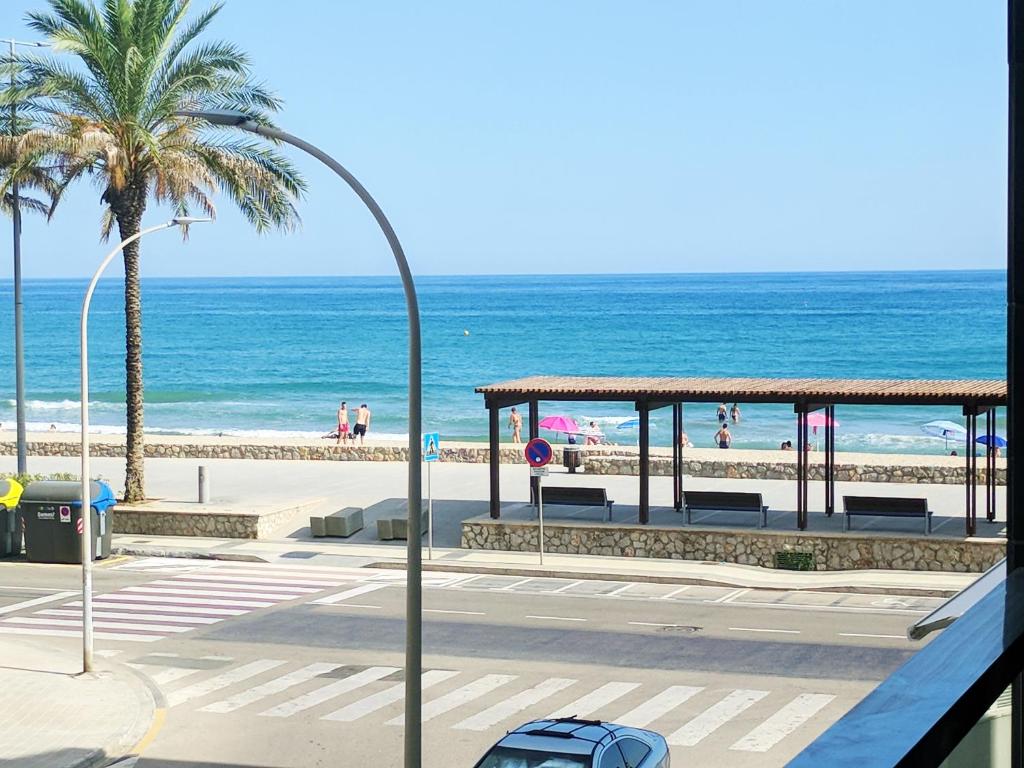 a view of the beach and the ocean at Ap Calafell piscina, climatizado,pk in Calafell
