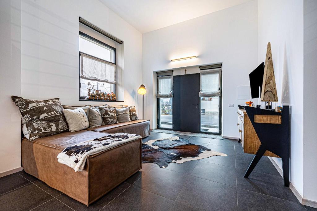 a living room with a couch and a desk at Loft Casa Facco in Bocenago