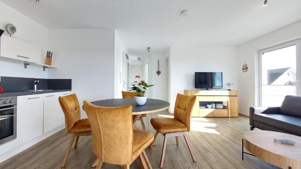 a kitchen and living room with a table and chairs at Dinkelbach Feriendomicil 2 D in Lindau-Bodolz