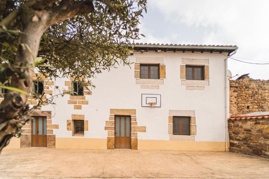 an exterior view of a building with a basketball hoop at Amontes Rural in Nestar