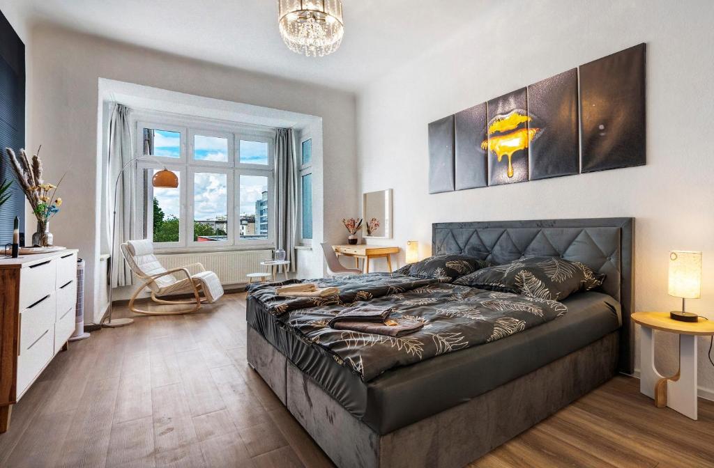 a bedroom with a large bed in a room at Ferienwohnung Chemnitz City in Chemnitz