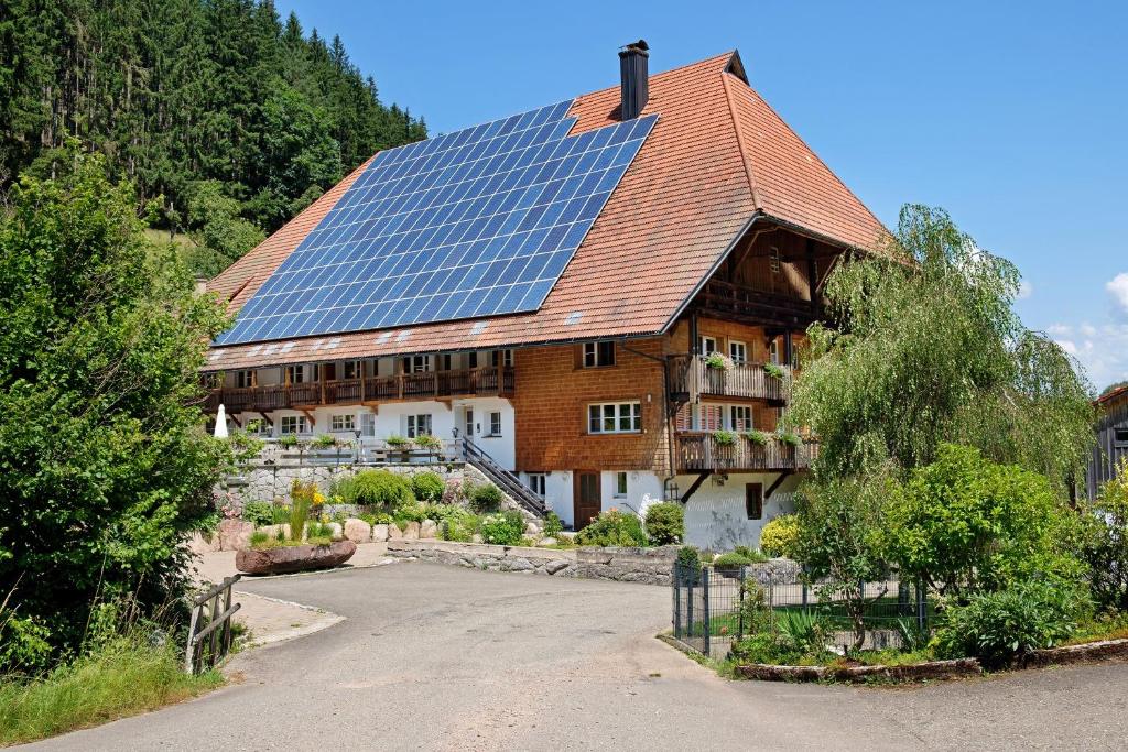 ein Haus mit Solarpaneelen auf dem Dach in der Unterkunft Müllerjörgenhof in Gutach