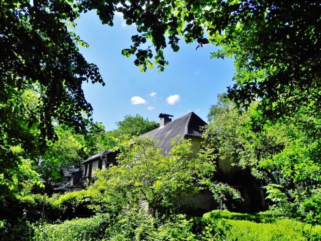 an old house in the middle of trees at Ferienwohnung Mulleby in Süderhackstedt