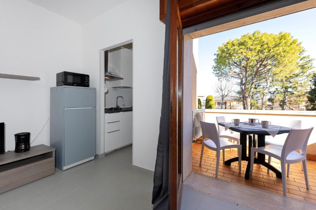a kitchen and dining room with a table and chairs at La Pelusa Peschiera in Peschiera del Garda