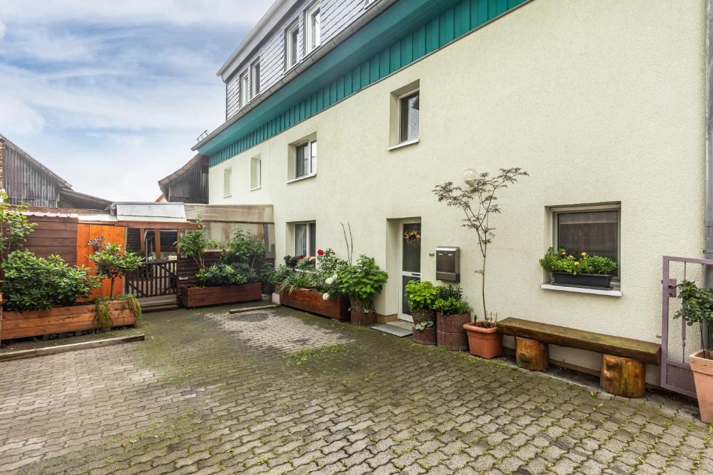 a courtyard of a building with potted plants at Edos Private Zimmervermietung in Birstein