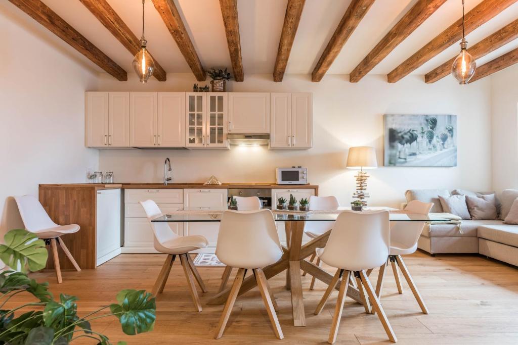 a kitchen and living room with a table and chairs at Wellness Lodge Riccardo in Santa Giuliana