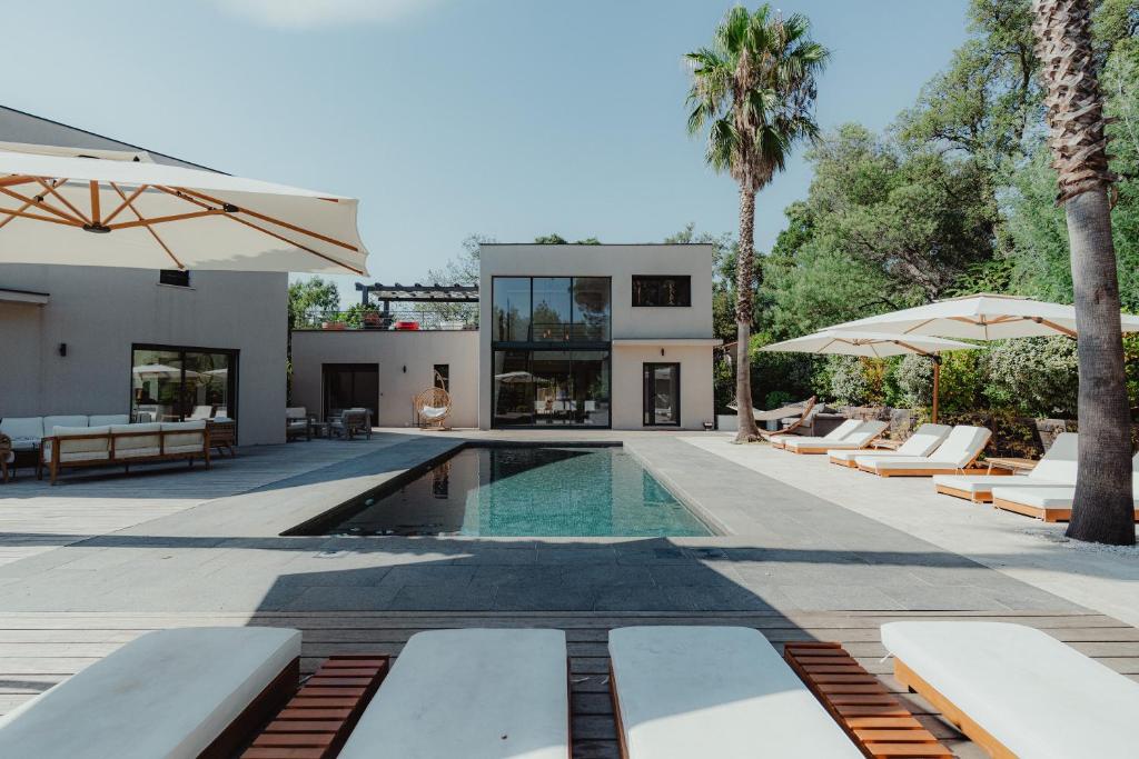 בריכת השחייה שנמצאת ב-Villa Ryx avec piscine או באזור